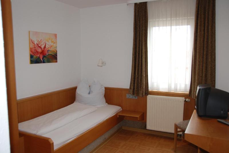 Markgröningen Hotel-Restaurant Zum Goldenen Hahnen חדר תמונה