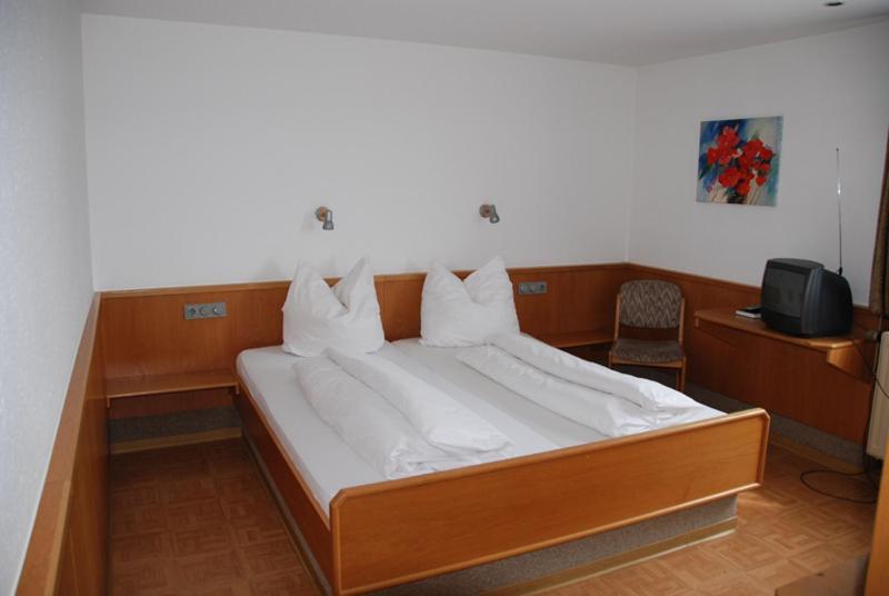 Markgröningen Hotel-Restaurant Zum Goldenen Hahnen חדר תמונה